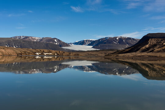 On the day of departure from the eastern side of lake Centrum S��, the five of us took a boat ride down the outlet river towards the nearest glacier and then the coast (not reaching the coast). The wa