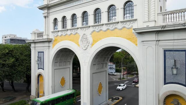 Avenida vallarta monumento de la antigua entrada a la ciudad de guadalajara. arcos vallarta