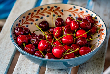 Frische Kirschen in einer Schüssel