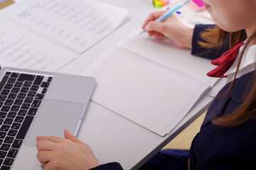 パソコンを使って勉強をする女の子