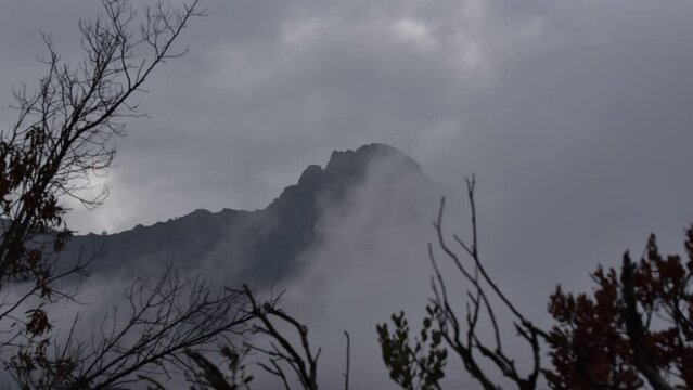 cerro tapado con nubes 