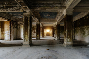Fototapeta na wymiar Large hall with columns in old abandoned mansion