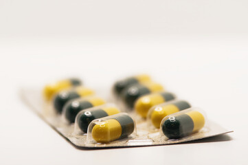 Fototapeta Kolorowe tabletki leku na białym tle. obraz