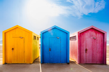Obraz na płótnie Canvas colorful beach huts