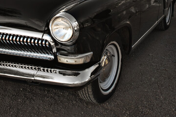 Front headlight and radiator grille of an old retro car