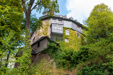 Blick hoch zum Schloss Schönstein bei Wissen an der Sieg