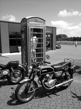 Honda CB 200 mit Zweizylinder Viertaktmotor der Siebziger Jahre und englische Telefonzelle am 18.06.2017 beim Oldtimeretreffen im Oldtimer-Park Lippe in Lage bei Detmold in Ostwestfalen-Lippe