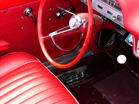 Interieur mit Kunstleder und Lenkrad in Rot eines amerikanischen Cabriolet der Sechzigerjahre beim Oldtimertreffen am Oldtimer-Park Lippe in Lage bei Detmold in Ostwestfalen-Lippe