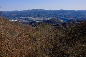 道志山塊の高柄山山頂から望む奥多摩の山並み
道志山塊　高柄山より左から大岳山、熊倉山、三国山、生藤山、茅丸、連行峰、醍醐丸、高岩丸、陣馬山、明王峠
