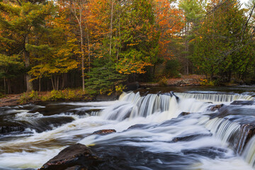 Fototapeta na wymiar Lower Bond Falls in the Upper Peninsula of Michigan