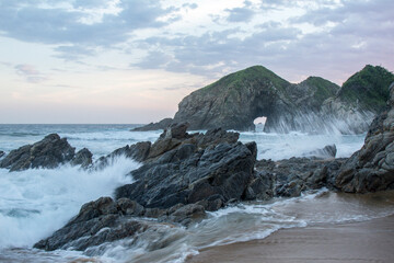 Playa con rocas en Oaxaca, México. 