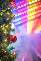 Weihnachtlicher Hintergrund mit Platzhalter. Weihnachtskugel mit unscharfe und Lichter Bokeh im...