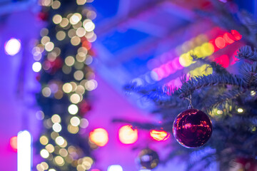 Weihnachtlicher Hintergrund mit Platzhalter. Weihnachtskugel mit unscharfe und Lichter Bokeh im...