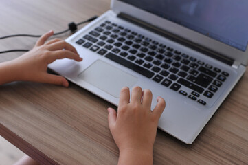 pré adolescente no computador portatil ouvindo musica fazendo negócios expressão facial 