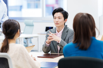 オフィスでミーティングをする人々