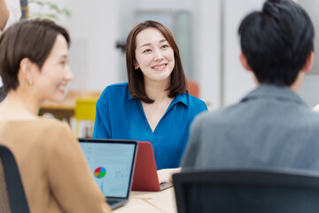 オフィスでミーティングをする人々