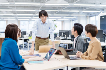 オフィスで打ち合わせをする人々