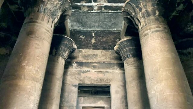 Columnas del templo de Edf&uacute;.