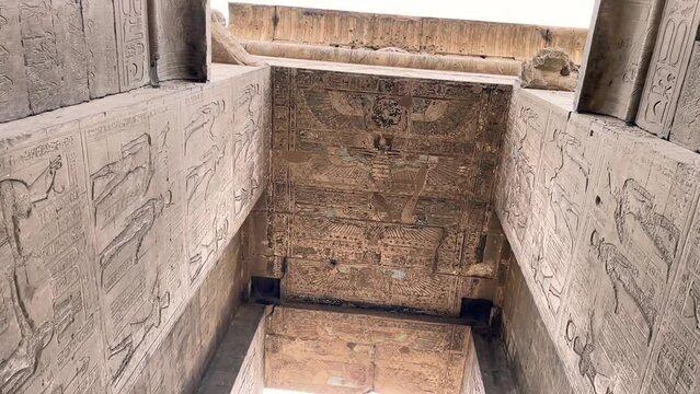 Pinturas y bajorrelieves de la entrada al templo de Edf&uacute;.