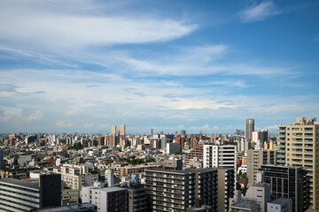 Fototapeta premium Tokyo Urban Skyline Against a Partly Cloudy Sky