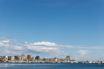 Obraz premium Picturesque view of the city and yachts on the sea