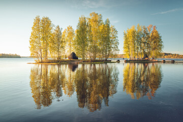 Obraz premium Island on a lake in autumn