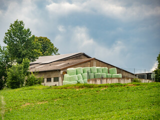 Silage und Strohrollen Lager vor einem Stall