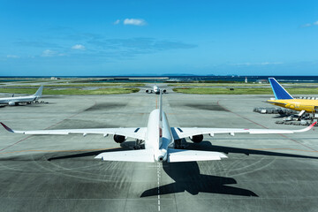 沖縄那覇空港タキシングする離陸便と到着便