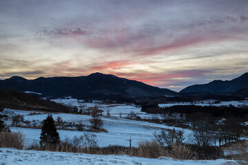 大分県九重町の雪景色と朝焼け