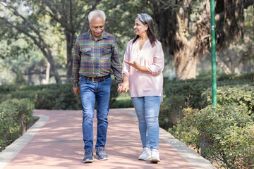 Obraz premium Happy senior couple spending leisure time in park during weekend