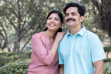 Obraz premium Couple having fun while admiring view at park