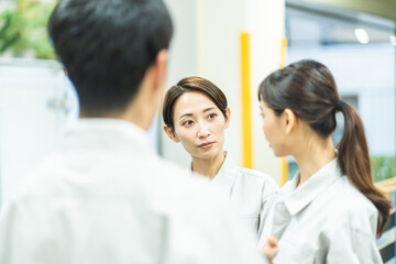 Fototapeta premium 話す作業着を着た日本人男女
