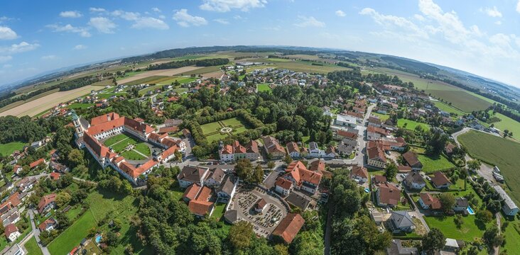 Das Chorherren-Stift Reichersberg im oberöstereichischen Innkreis im Luftbild