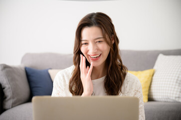 パソコンを笑顔で仕事をする女性　