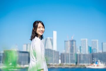 Fototapeta premium 外を歩くビジネスウーマン