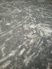 公園の広場で遊んだ後の靴の跡