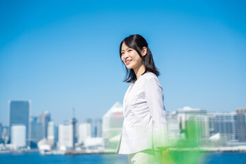 Fototapeta premium 外を歩くビジネスウーマン