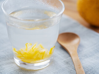 手作りの柚子茶と新鮮な柚子