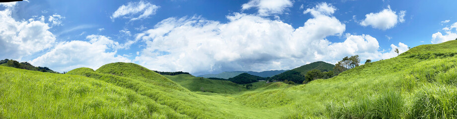 山頂に広がる草原と空のパノラマ写真