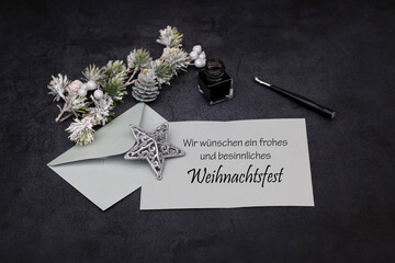 Brief mit Weihnachtsgrüßen: Weihnachtskarte mit Dekoration, Tinte, Füller, und dem Text Wir...