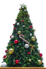 Sapin décoré sur fond blanc 