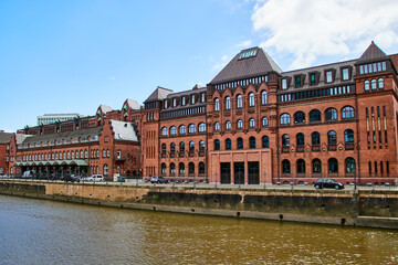 Fototapeta premium Hausfassaden entlang der Elbe in Hamburg. Die sogenante Speichrstadt mit dem weltgrößten Lagerhauskomplex im Hamburgerhafen.