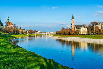Obraz premium View across the River Salzach in Salzburg, Austria