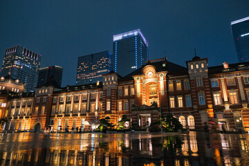 Fototapeta na wymiar 東京都 ライトアップされた雨の日の東京駅丸の内駅舎 夜景