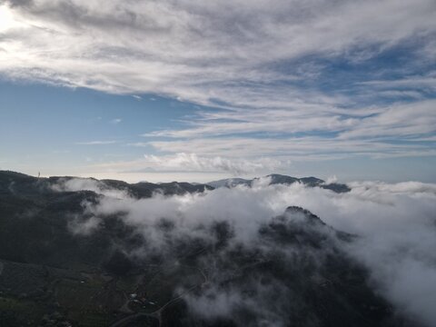 Fotografía por encima de algunas nubes en las islas Canarias