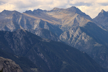 Alpengipfel im Fokus; Blick von Südosten (Foppaccia) über die Ebene von Chiavenna auf die Tambo-Gruppe der Lepontinischen Alpen um den Pizzo della Forcola (2671m)