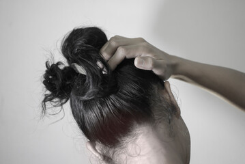 Naklejka premium A dark-haired female figure with pain and aches. neck muscles
