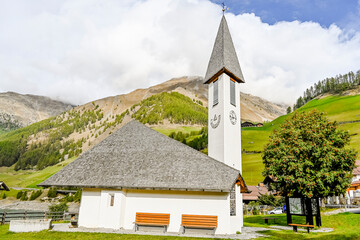 Vernagt, Stausee, Dorf, Kirche, Vernago, Schnalstal, Schnals, Bergtal, Bergstrasse, Seerundweg, Wanderweg, Herbst, Berge, Südtirol, Italien