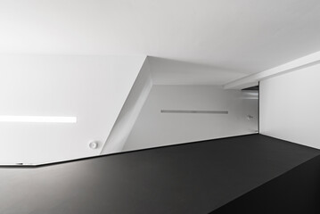 Minimalistyczne schody. Czarno białe wykończenie. Abstrakcyjna kompozycja. jasna i duża klatka schodowa z wyjściem na zewnątrz.