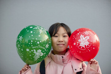 Fototapeta premium クリスマスの風船を持って喜んでいる子供